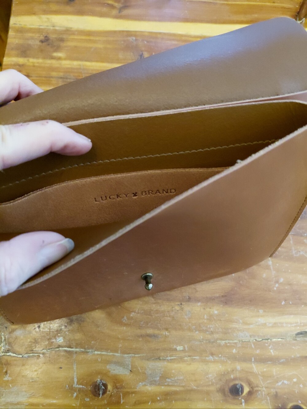 LUCKY BRAND SMALL CROSS BODY LEATHER PURSE. - Picture 3 of 9